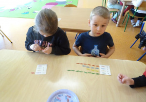 Dzieci układają spinacze zgodnie z kodem zapisanym na indywidualnej karcie.